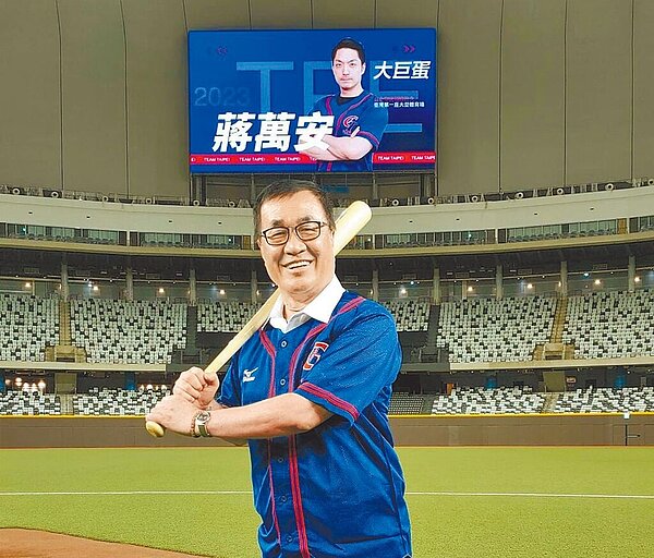 台北市副市長李四川表示，市府規畫每區設立「第二運動中心」，滿足市民運動需求。圖為李四川陪同市長蔣萬安開箱台北大巨蛋／台北市副市長李四川提供