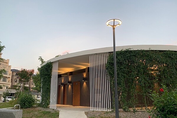 十全公園陽光公廁四周以垂直鋼索種植蔓延性極佳的多年生蝶豆花,形成自然垂直綠意。圖/台中市政府提供