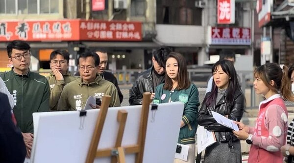 新竹市議會重大公共工程品質監督小組今天會勘西大路地下道結構補強及景觀改善工程。圖/民進黨議員陳建名提供