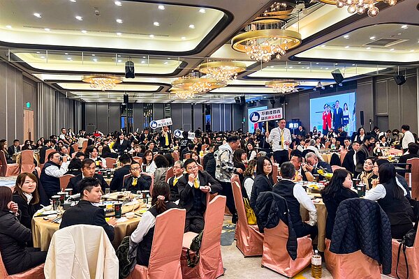 永慶房產集團全台15場尾牙,1月17日從宜蘭開跑,共計席開2700桌、宴請2.7萬位同仁眷屬。圖/永慶房產集團提供