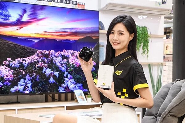 燦坤AI聲控智慧主機搭載AI語音辨識系統及紅外線控制,聲控即可操控家中電器,且台語、客語也可以通。圖/記者沈昱嘉攝影