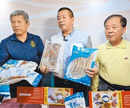 基隆區漁會18日表示，農曆春節將至，漁會推出3款年節禮盒，提供民眾以合理價格採購。左起為基隆區漁會總幹事陳文欽、理事長簡建輝、常務監事游日興。（張志康攝）