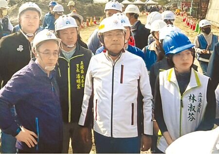 新北市長侯友宜18日視察「二重疏洪道左岸加高工程」。(劉瑋晴攝)
