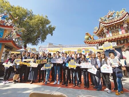 台中市交通局18日在烏日光復2巷永興宮舉辦小黃公車新增3路線上線活動，交通局長葉昭甫（前排右七）宣布小黃公車路網今起再添新路線。（馮惠宜攝）