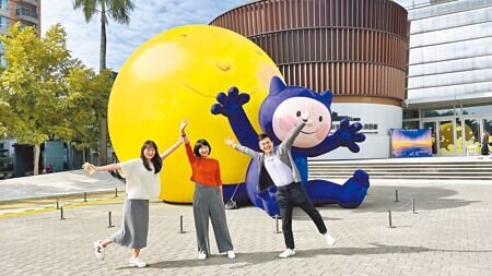 台南市「新營波光節」位於新營文化中心的幾米戶外藝術裝置展已完成布展,吸引民眾駐足拍照。(張毓翎攝)
