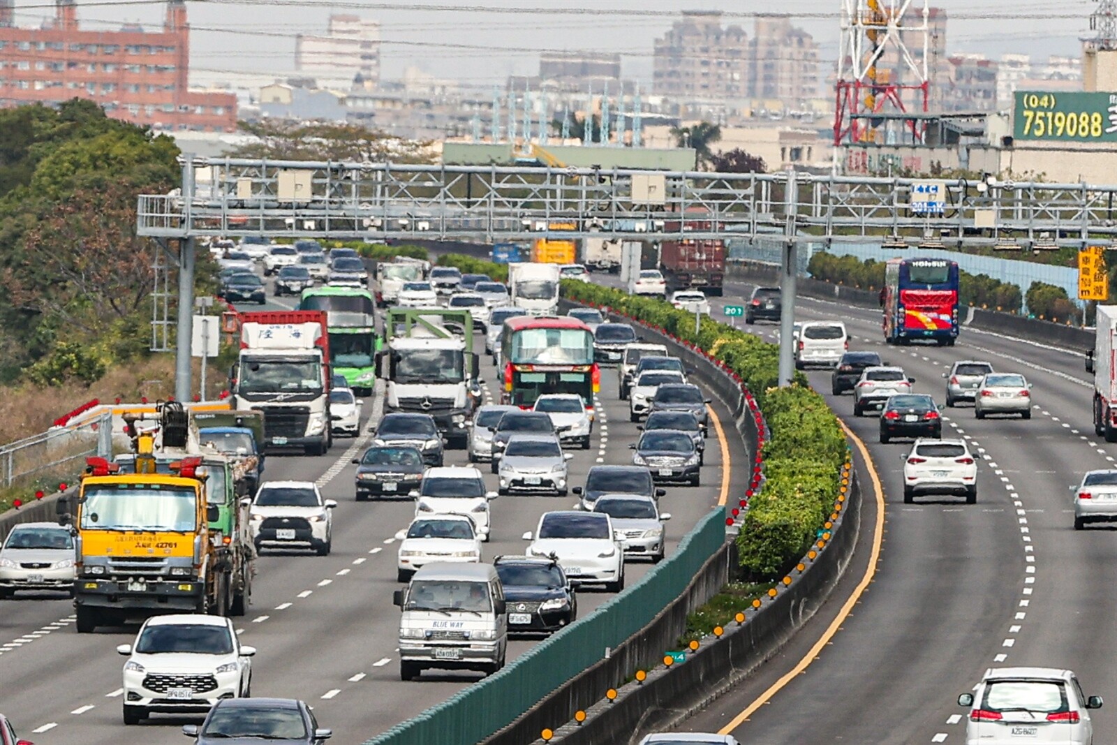 今年春節連假長達7天，高速公路局預估將有返鄉及出遊車潮，其中北返車潮恐在初三、初四較往年更集中。聯合報資料照 