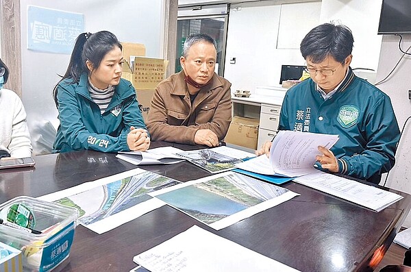 位於基隆市七堵區堵北里水尾福德宮旁的高速公路維護便道「保甲步道」1年多前發生坍方,導致30多公尺長護欄崩落遲未修繕,相當危險。立委蔡適應(右)與市議員曾怡芳(左)邀集高公局及基市府單位召開協調會,要求高公局要先善完成後移交,以維護市民安全。(曾怡芳辦公室提供/徐佑昇基隆傳真)