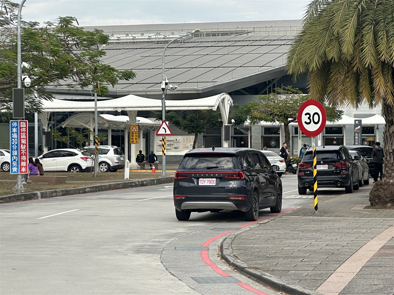 高鐵台南站載客區臨停沒時限常遭占據。記者周宗禎/攝影