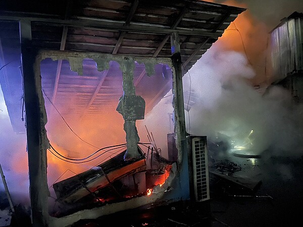 新北市八里區楓林坑2號之23一棟鐵皮搭蓋2層樓鴿舍,遭祝融吞噬,百隻鴿子葬身火窟,起火原因待查。圖/記者曾伯愷翻攝