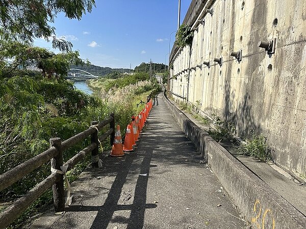 基隆堵北里保甲步道坍方,經會勘才發現10多年「三不管」,因當移交沒完成。圖/蔡適應服務處提供