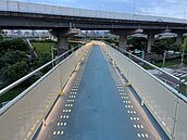 亮起來！新北解決三重「這座橋」照明昏暗窘境