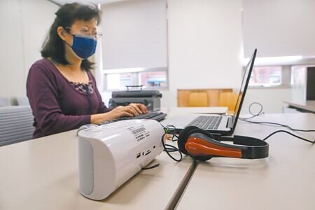 113學年度大學學科能力測驗20日起連3天登場,大考中心19日說明身障生考場情況,有點字作答機、點字觸摸顯示器及語音播放器等器具供考生使用。(鄧博仁攝)