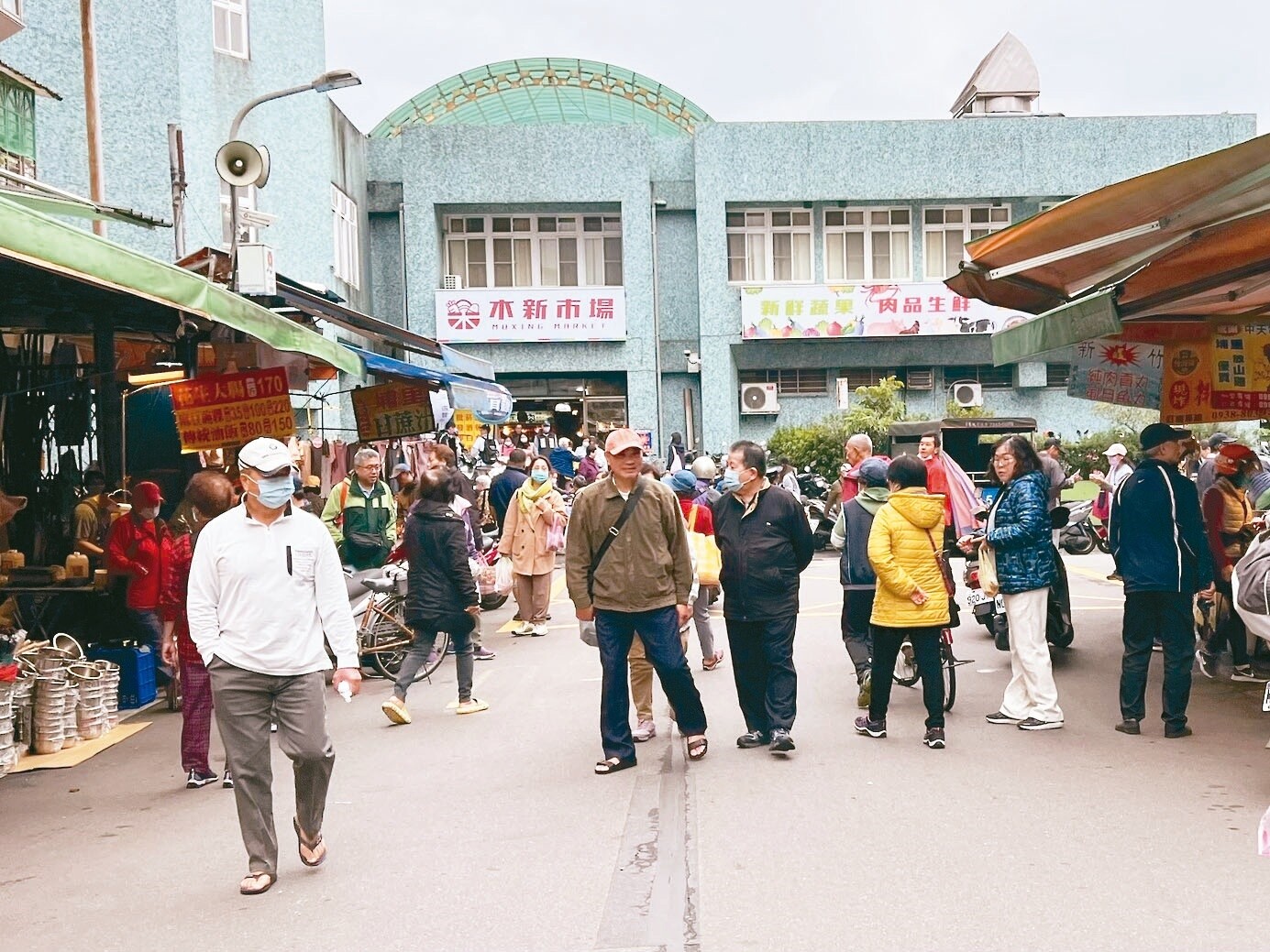 北市文山區樟文里的木新市場使用迄今42年，地下1樓停車場漏水，2樓木新區民活動中心鋼筋裸露、天花板脫落及漏水，地方盼改建。記者林佳彣／攝影 