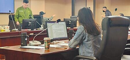 台北市議會財建委員會一讀通過樟新社宅興建預算9558.9萬元,圖為經建委員會畫面。(黃敬文攝)