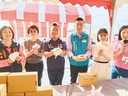 嘉義縣新港鄉海瀛村關懷據點19日發表「芥幸福」淺漬菜。(廖素慧攝)