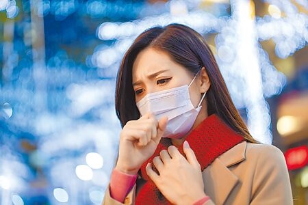 近期COVID-19疫情再度升溫，確診病例明顯增加，連流感人數也創下10年新高，上周類流感人數共12.7萬，造成11人死亡。（本報資料照片）