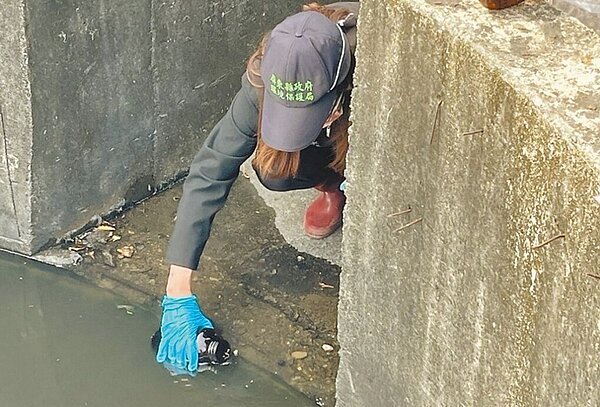 屏東萬丹大排19日傳出遭油汙染,溪水表層泛起油花,環保局獲報後抓到汙染源是上游的木合板製造工廠,依違反水汙染防治法第30條規定告發。圖/屏東縣環保局提供