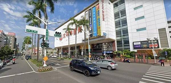 東森房屋屏東家樂福加盟店店長李淑靜表示,在建設利多和剛性需求的雙重保障下,屏東市的房市交易量能仍有較強的支撐力,區域房價呈現穩健成長的態勢。圖為屏東街景/東森房屋提供