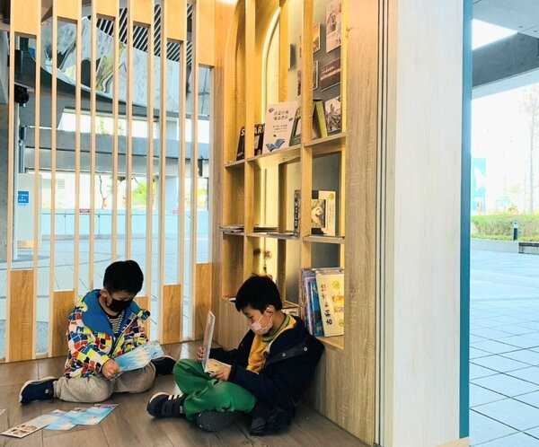小朋友在微型圖書館享受閱讀時光。圖／中捷公司提供