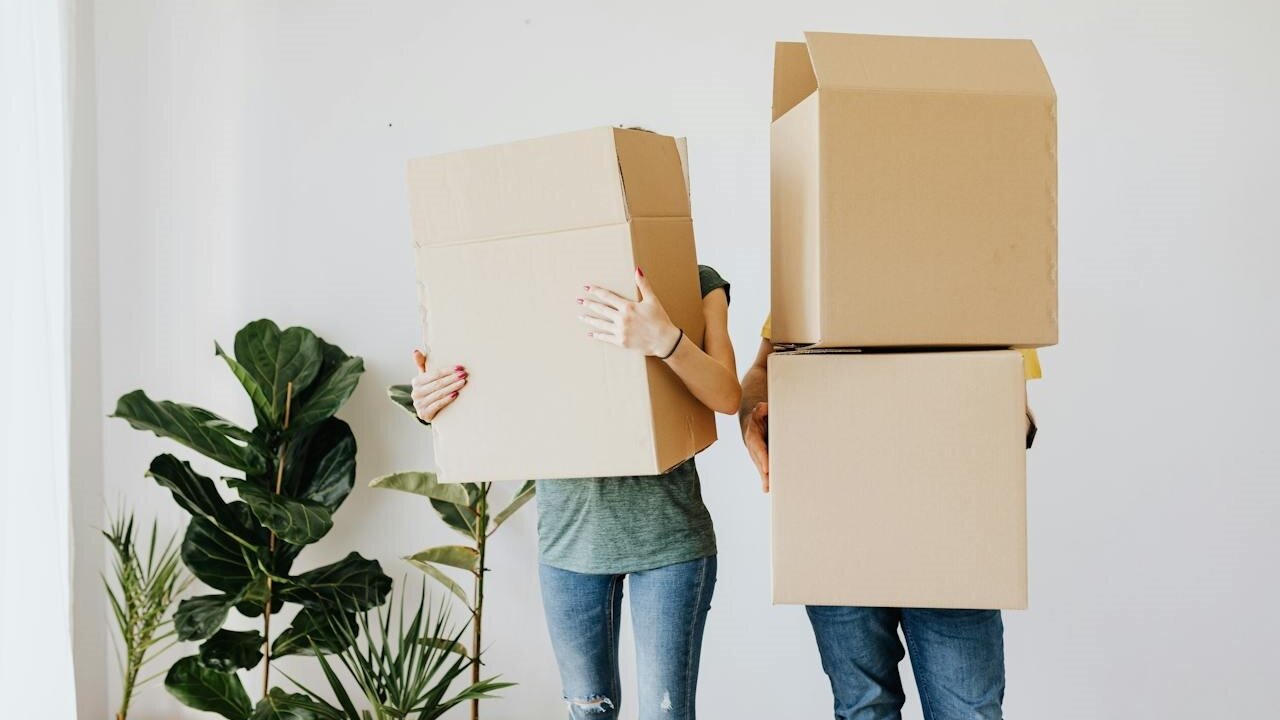 ▼原PO稱老婆常抱怨租屋處有通風不佳,衣服不容易乾等缺點,想搬離目前的租屋處。(示意圖/取自<a href="https://www.pexels.com/zh-tw/photo/4506270/"><span style="color:#000000;">Pexels</span></a>)