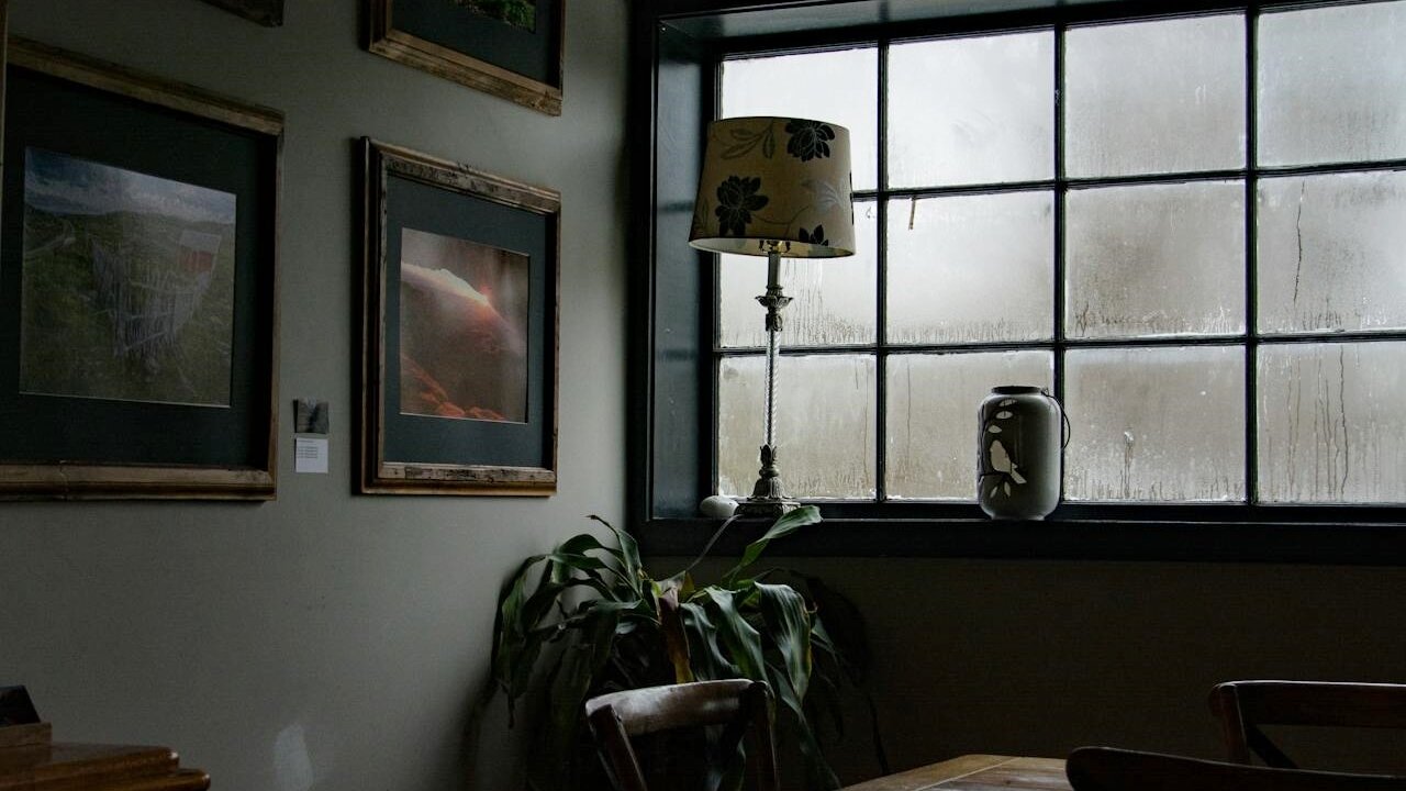 ▼原PO稱老婆常抱怨租屋處有通風不佳,衣服不容易乾等缺點,想搬離目前的租屋處。(示意圖/取自<a href="https://www.pexels.com/zh-tw/photo/3268386/"><span style="color:#000000;">Pexels</span></a>)