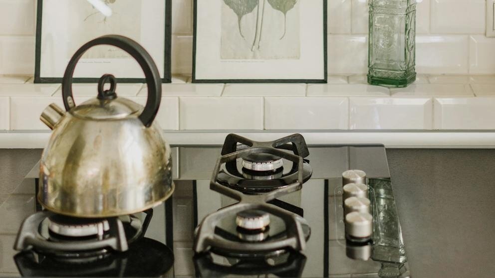 ▼原PO認為,只是為了處理日常飲用水,不需要買太高檔的飲水機,只要買一個快煮壺就好。(示意圖/取自<a href="https://www.pexels.com/zh-tw/photo/4740585/"><span style="color:#000000;">Pexels</span></a>)