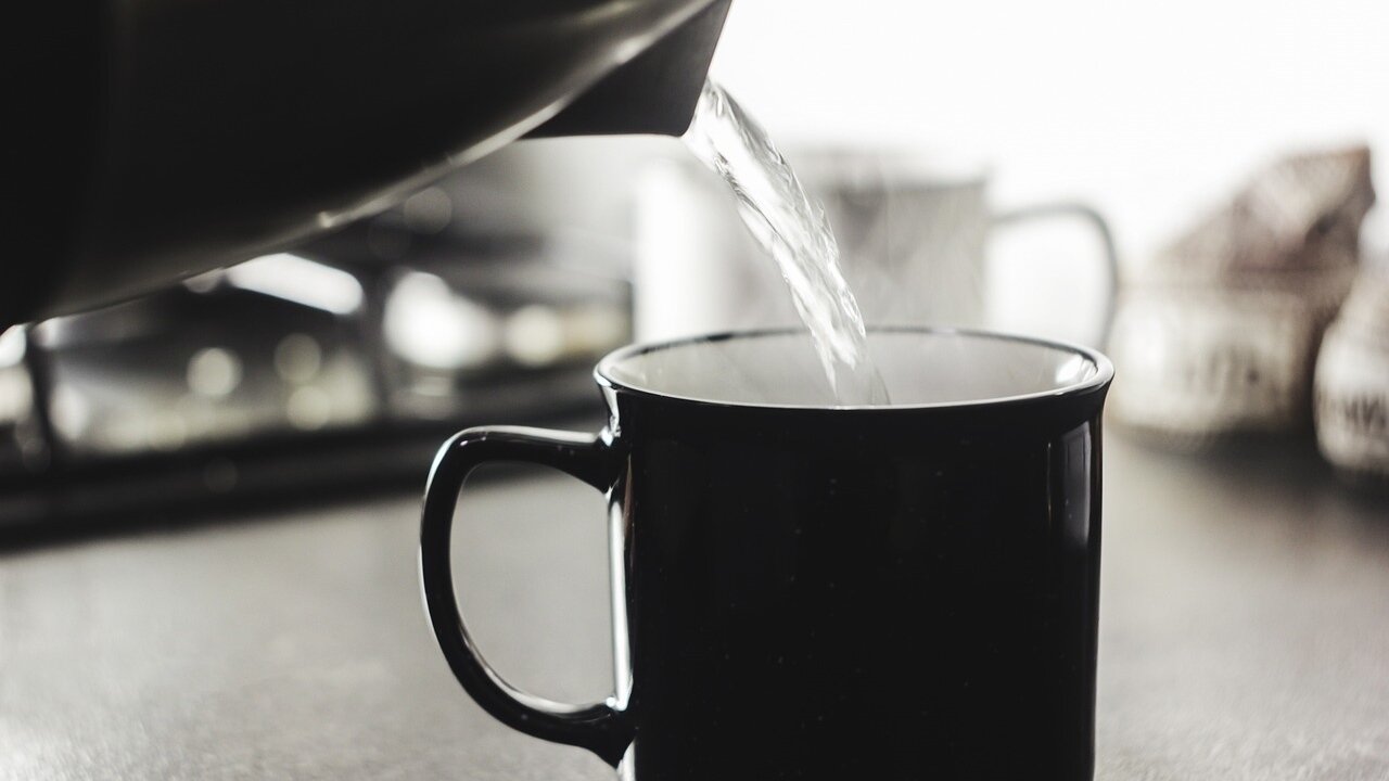 ▼網友分享使用技巧,用「快煮壺搭配保溫瓶」的方式,既方便又省電。(示意圖/取自<a href="https://pixabay.com/photos/tea-cup-drink-teacup-tee-hot-5982485/"><span style="color:#000000;">pxiabay</span></a>)