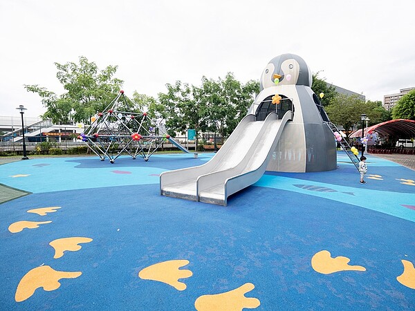 安和景觀公園企鵝造型溜滑梯。圖/新北市府