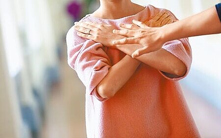 勞動部明訂職場性騷擾樣態,將不適當的凝視、觸摸、嗅聞他人身體等列入。圖為示意畫面。(本報資料照片)