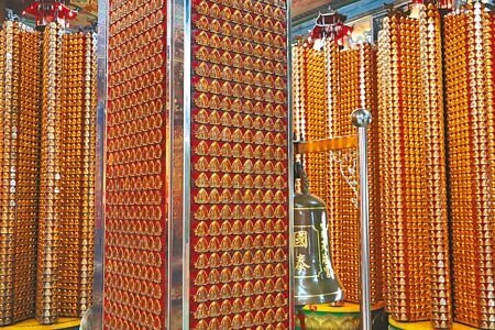 竹北天后宮光明燈搶手度逐年上升,去年約在農曆年就「滿席」。(邱立雅攝)