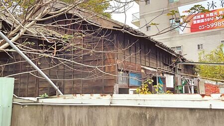 地方認為湖口站員工日式宿舍有保留價值,在文化局解列後,發起搶救運動,20日辦理說明會,盼年後募得2000份連署書送交相關單位。(邱立雅攝)