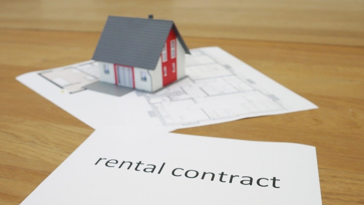 ▼ 原PO表示有意在苗栗一帶投資房產收租,想問眾人買在「苗栗高鐵區」還是「竹南」比較好?(示意圖/取自<a href="https://pixabay.com/photos/house-for-sale-contract-house-4532395/"><span style="color:#000000;">pixabay</span></a>)