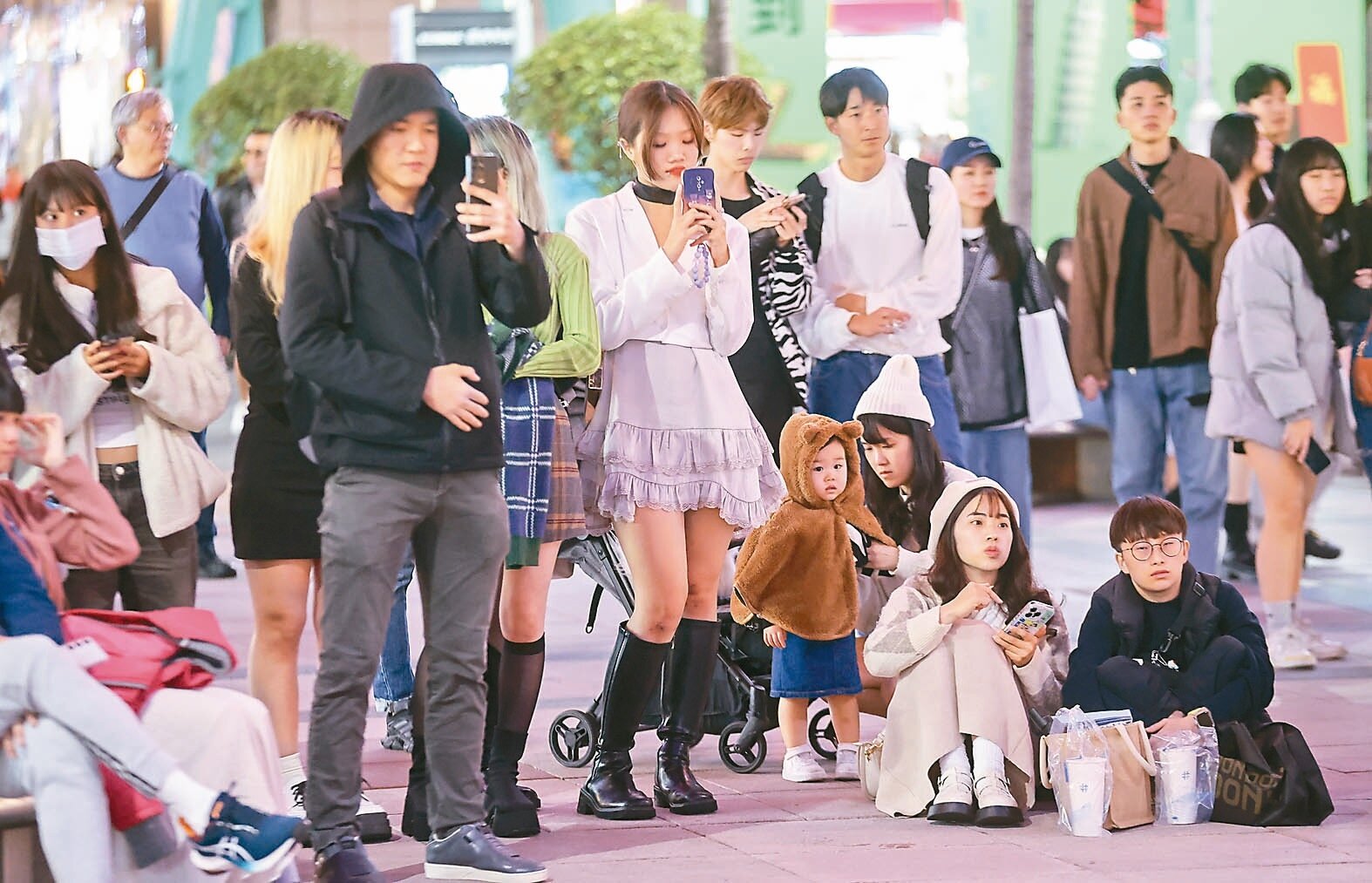 氣象署表示,今起寒流南下,北部及東北部率先轉涼,圖為台北逛街人潮。記者余承翰/攝影