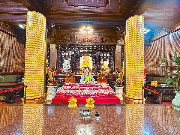 頭份市永貞宮主委張淑芬引入科技光明燈,可以透過電腦科技方便信眾找到自己光明燈的位置。(永貞宮提供/謝明俊苗栗傳真)