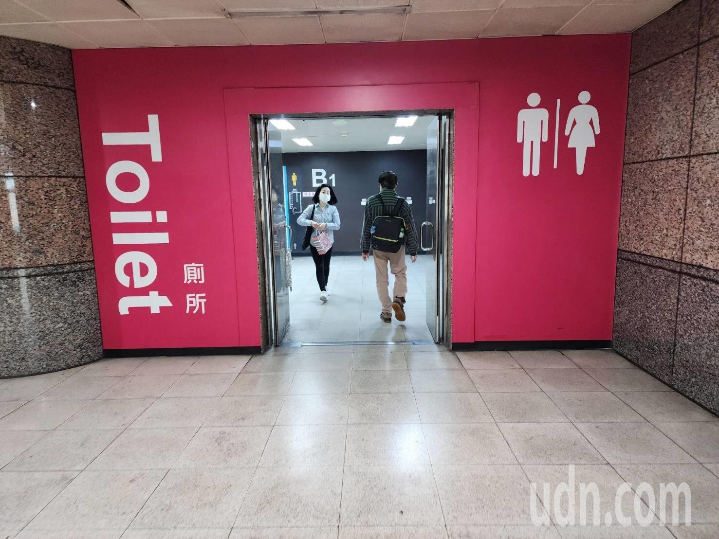 板橋火車站地下街公廁入口處,越靠近臭味就越顯濃烈。記者李定宇/攝影