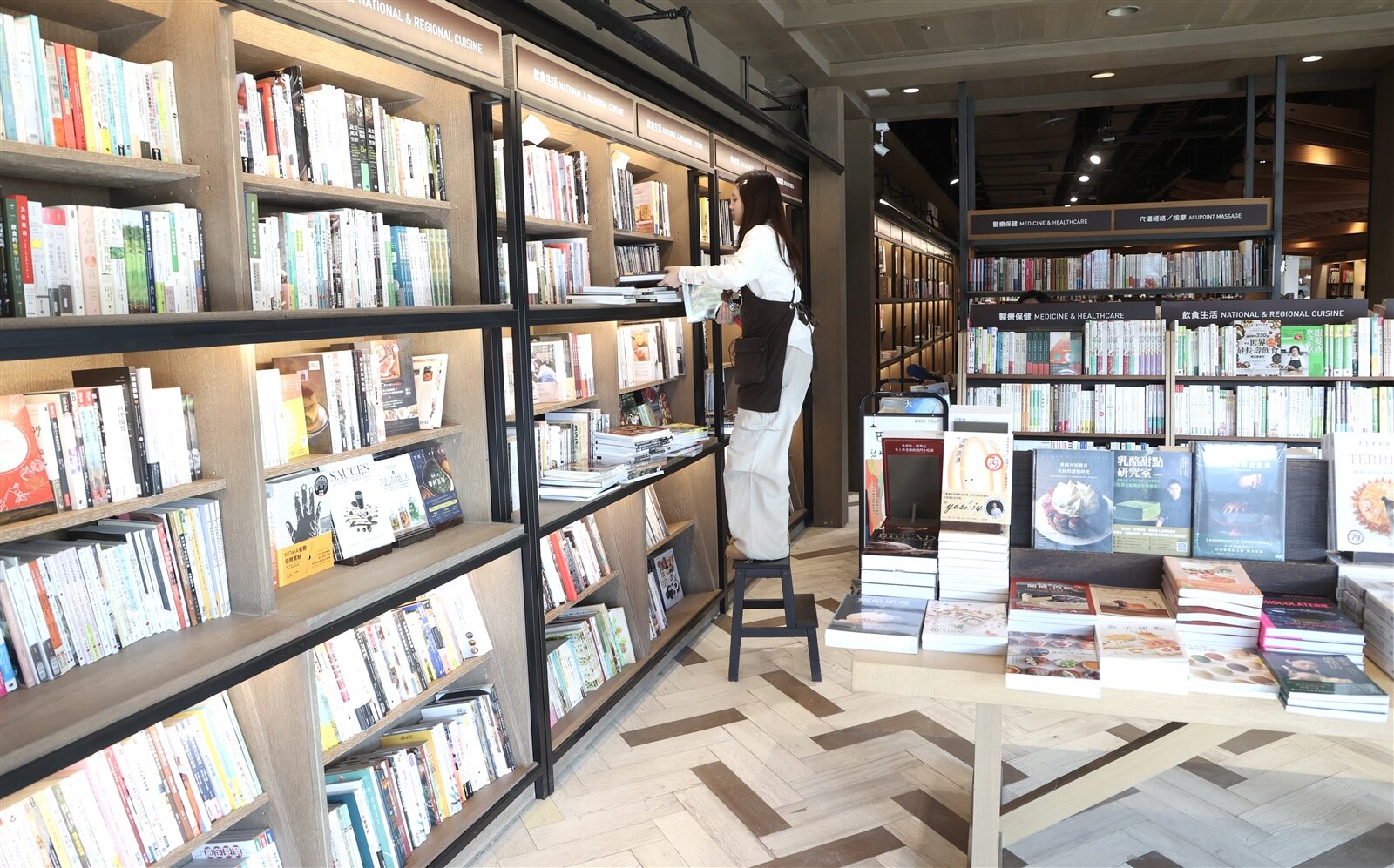 全新改裝的誠品生活松菸24小時書店,20日起試營運,位於3樓同樣24小時營運「誠品音樂」有全台最豐富黑膠新品,並規劃古典爵士專區。記者曾吉松/攝影