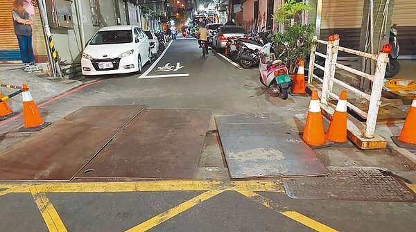 新北市三重區公所2022年在溪尾街5巷口施作道路養護工程,卻任由施工廠商亂鋪設鐵板,導致蘇姓女騎士為閃避鐵板間隔造成的縫隙而跌倒骨折,被新北地方法院認定有管理疏失,判國賠39萬餘元。圖/警方提供