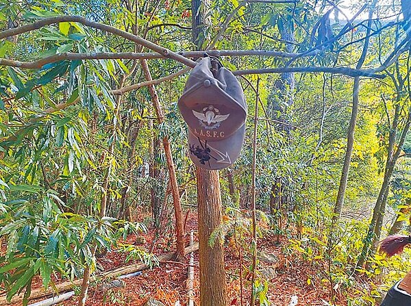 馬崙山登山步道1棵樹上掛著1頂印有「A.A.S.F.C」字樣的軍帽,經家屬證實,為桃園龍潭陸軍航空特戰指揮部28歲潘姓下士所有。圖/讀者提供