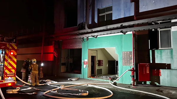 台灣菸酒公司善化啤酒廠晚間發生火警,工廠內一處分電室不明原因起火,南消出動14車28人,20分鐘內撲滅火勢。記者莊曜聰/翻攝