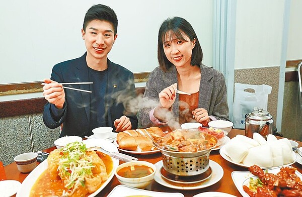 廣播節目「基隆Podcast」主持人余治明（左）邀請在地媒體「基隆海嗨」總編輯廖湘玲（右），分享家常年菜。圖／基隆市政府提供
