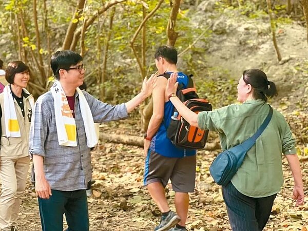 高雄市長陳其邁昨從台泥預拌廠舊址新闢的登山口上山，沿途和登山民眾擊掌打招呼。圖／記者王昭月翻攝
