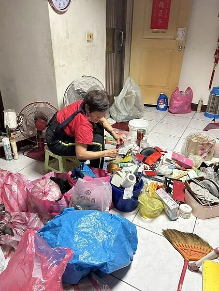 曾于臻具有「居家整聊師」證照，她表示，透過陪伴聊天、協助像照片中的案家斷捨離，能幫助重回生命正軌。圖／新北市社會局提供
