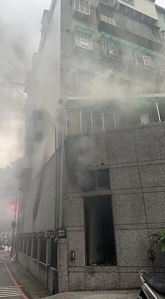 新北市板橋區信義街150巷內一棟透天公寓今天下午驚傳火警,共15人受困獲救,其中一名60多歲男子下肢輕微燙傷及兩名女住戶預防性送醫。記者王長鼎/翻攝