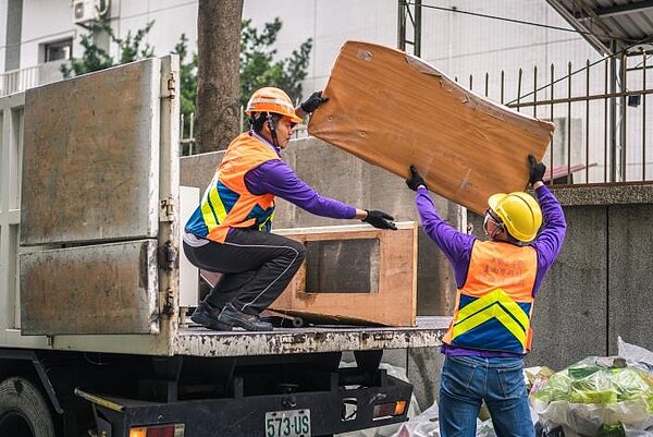 環保局提醒民眾，如需汰換家中老舊家具等大型廢棄物，可即早預約。圖／保護局提供