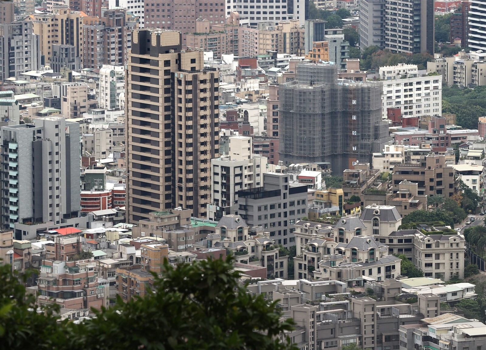 台北市自住客恐慘變「囤房稅2.0」受災戶；今年七月「囤房稅2.0」上路，全國單一自住稅率從1.2%降至1%，惟台北市自住稅率約0.6%，新制上路後，北市稅率從0.6%拉高至1%、自住客恐意外慘變「加稅受災戶」。圖／聯合報系資料照片 