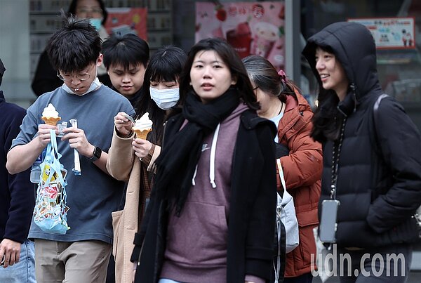 入冬最強寒流來襲,中央氣象署指出,預估影響至周三,期間全台寒流籠罩,明、後天加上華南雲雨區東移影響,全台降雨機率高。天氣雖冷颼颼,仍有年輕人在寒風中品嘗冰淇淋解饞。記者侯永全/攝影