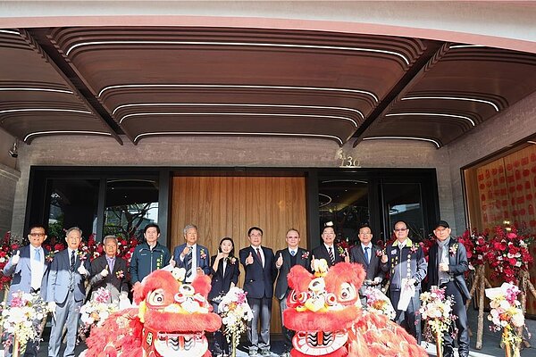 「綉溪安平」外觀致敬百年歷史的安平古堡，選用紅磚、黑瓦與白牆建造。（台南市政府提供／曹婷婷台南傳真）