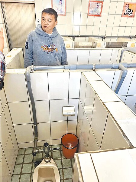 台中市大雅區忠義社區發展協會21日指出，大雅區忠義社區活動中心內，迄今仍保留幼稚園公廁小馬桶，每個隔間矮牆約110公分，沒有成人敢使用，因為「上廁所會被看光光，拍謝啦！」。（讀者提供／張妍溱台中傳真）