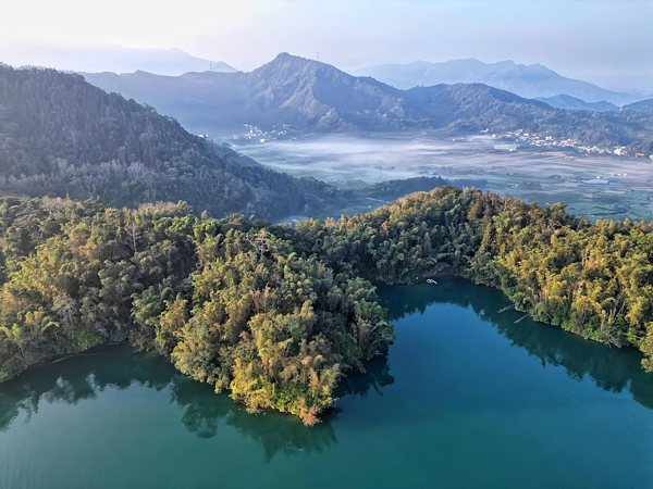 有民眾空拍日月潭赫見潭邊綠林與凸起的山巒，猶如一隻巨龜擋住潭水，守護著身旁的頭社盆地，畫面有趣。圖／張姓民眾提供