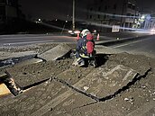 深夜突氣爆！彰化田中「路面炸開大洞」　瓦斯公司認做新管檢測釀禍